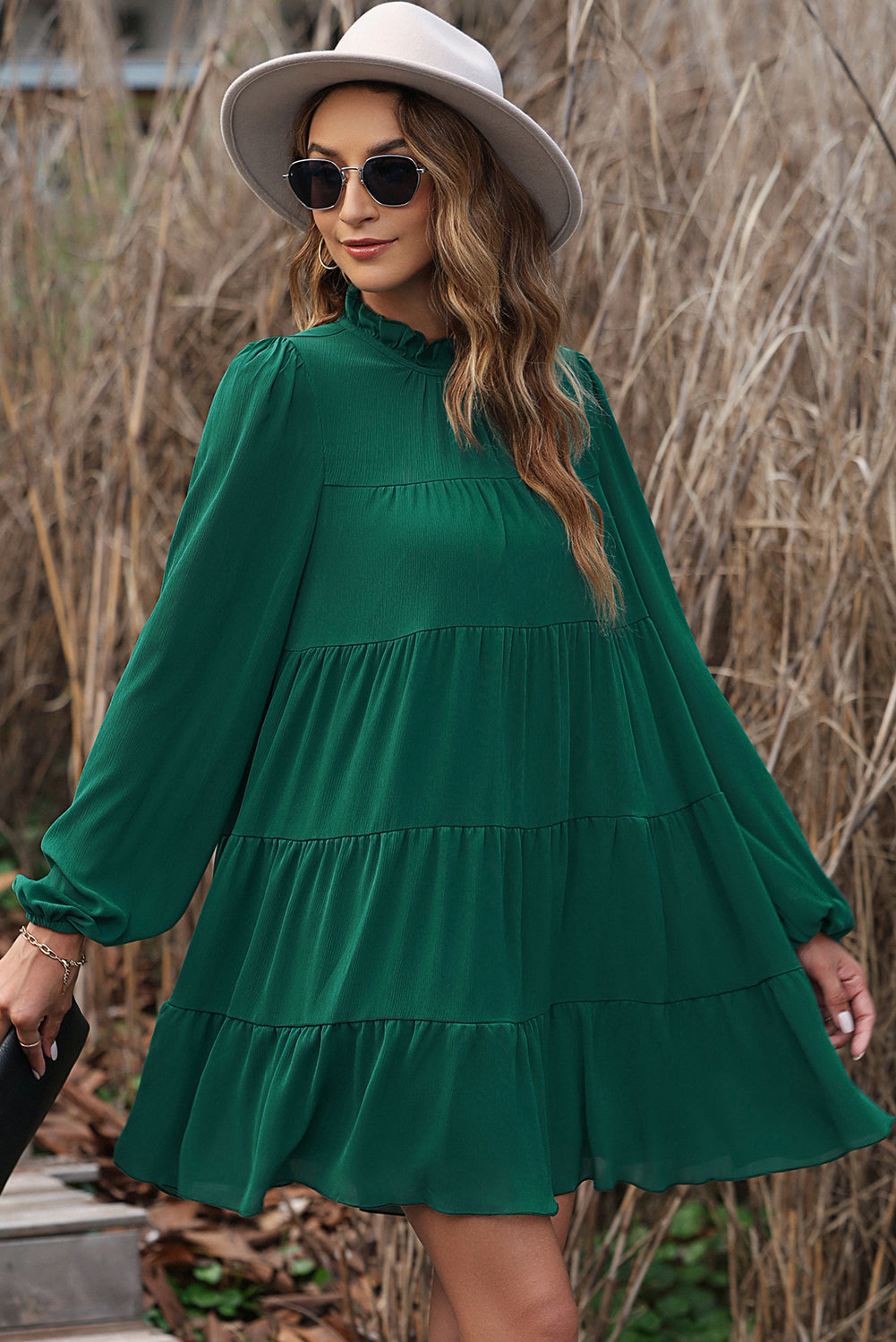 Géralda | Robe Vert Tendance avec Volants, Manches Bouffantes et Col Montant