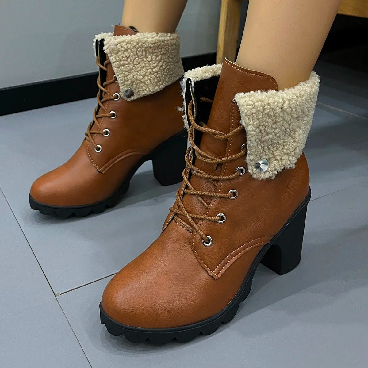 Carlotta | Bottines à Talon Bloc avec Lacets et Col Doublé en Fausse Fourrure