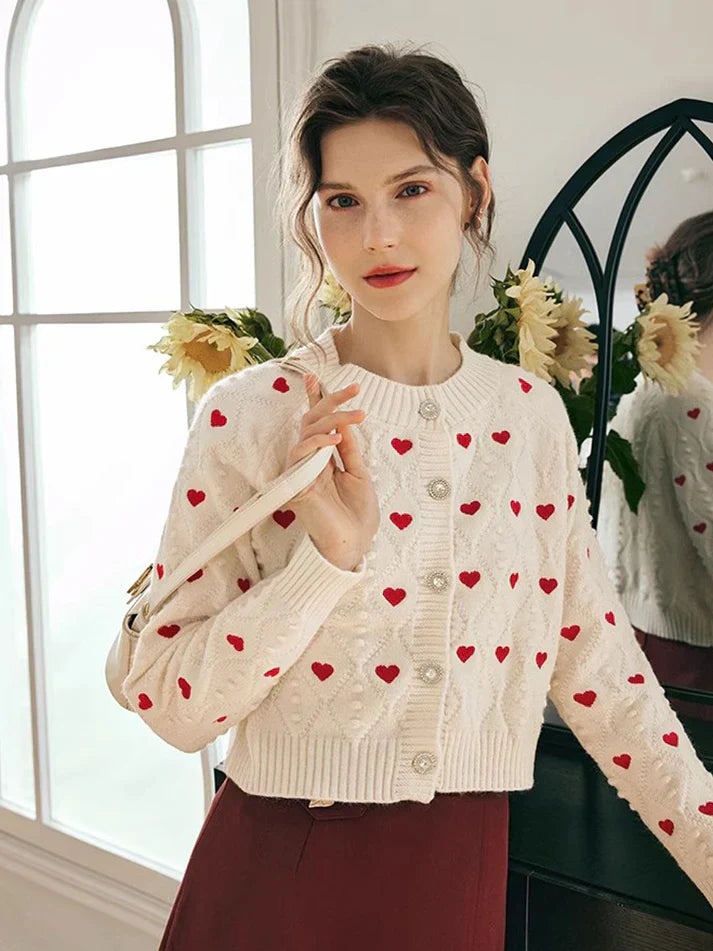 Ulviane | Cardigan Cropped Boutonné Col Rond Femme Beige avec Broderie Cœurs Rouges