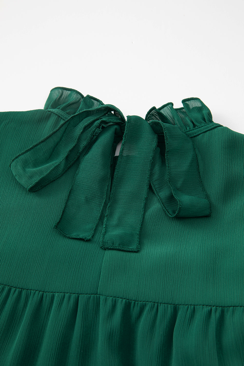 Géralda | Robe Vert Tendance avec Volants, Manches Bouffantes et Col Montant