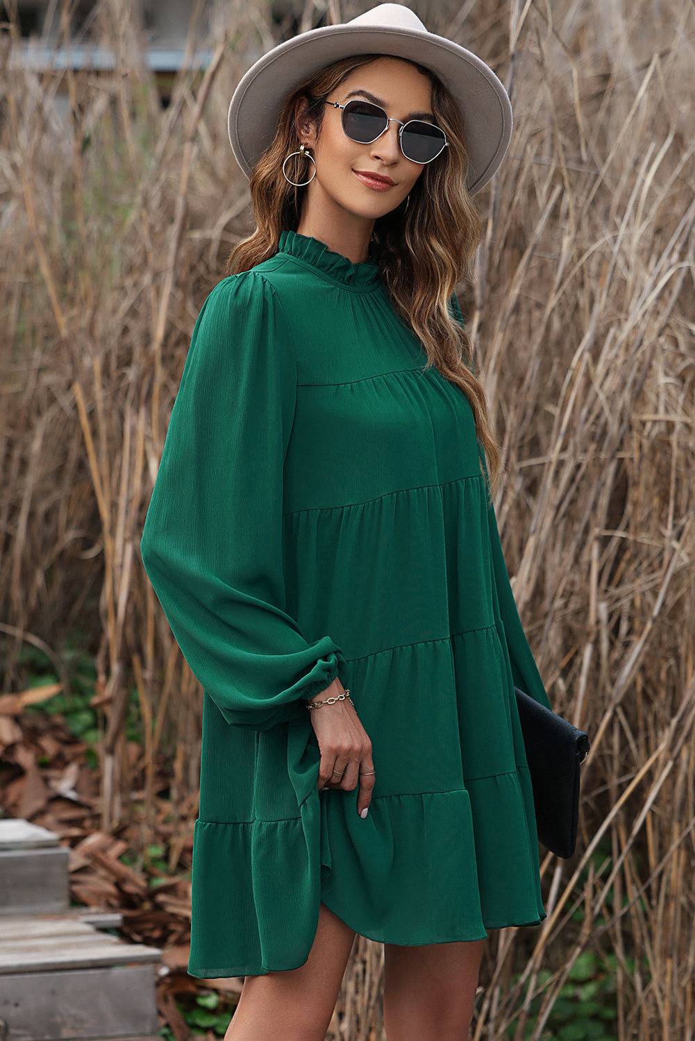 Géralda | Robe Vert Tendance avec Volants, Manches Bouffantes et Col Montant