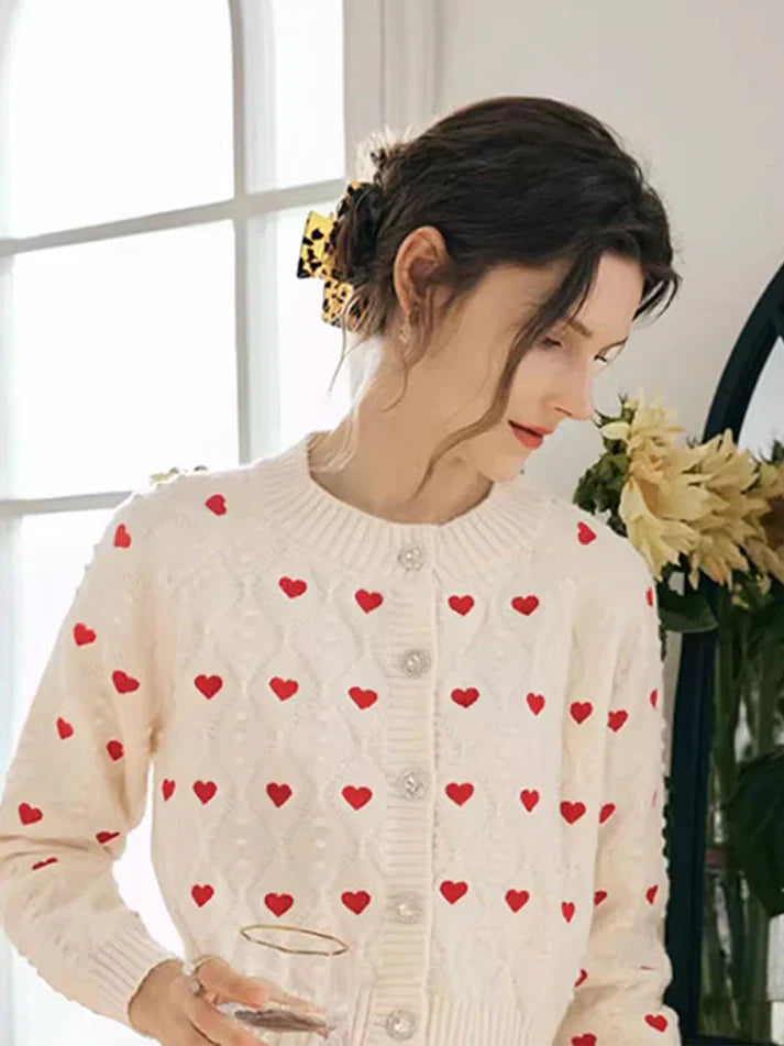 Ulviane | Cardigan Cropped Boutonné Col Rond Femme Beige avec Broderie Cœurs Rouges