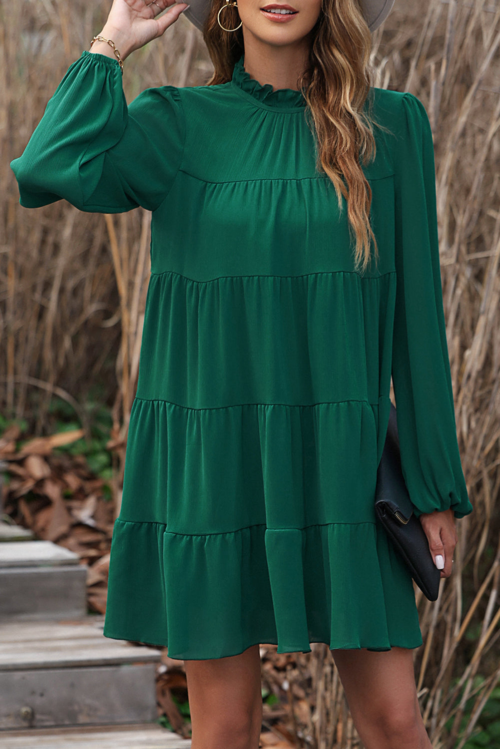 Géralda | Robe Vert Tendance avec Volants, Manches Bouffantes et Col Montant