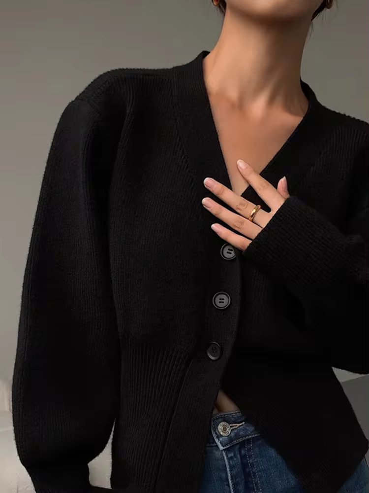 Kiana | Cardigan à col V et boutonnière pour femme