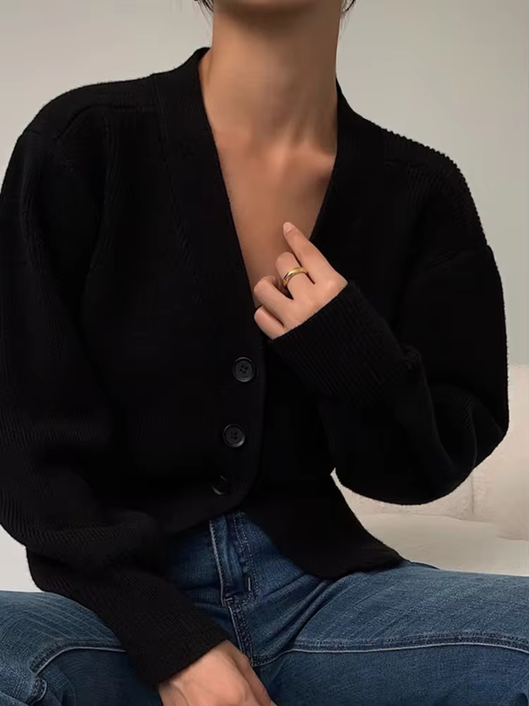 Kiana | Cardigan à col V et boutonnière pour femme