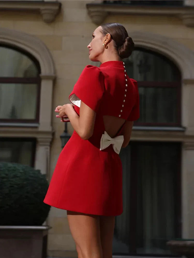 Cléophée | Robe Mini Rouge Élégante – Col Roulé, Manches Bouffantes & Dos Noué