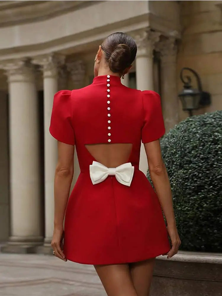 Cléophée | Robe Mini Rouge Élégante – Col Roulé, Manches Bouffantes & Dos Noué