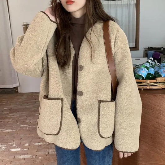 Avelaine | Veste en Peluche Boutonnée avec Détails Contrastés pour Femme