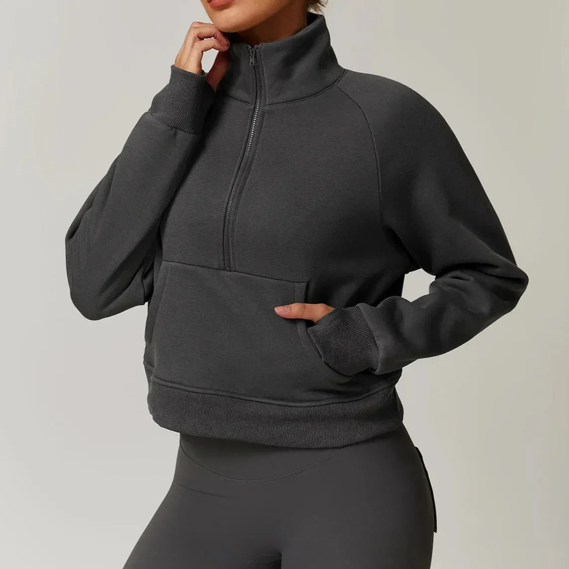 Zénelie | Sweat Court Zippé au Col Haut avec Poches Kangourou