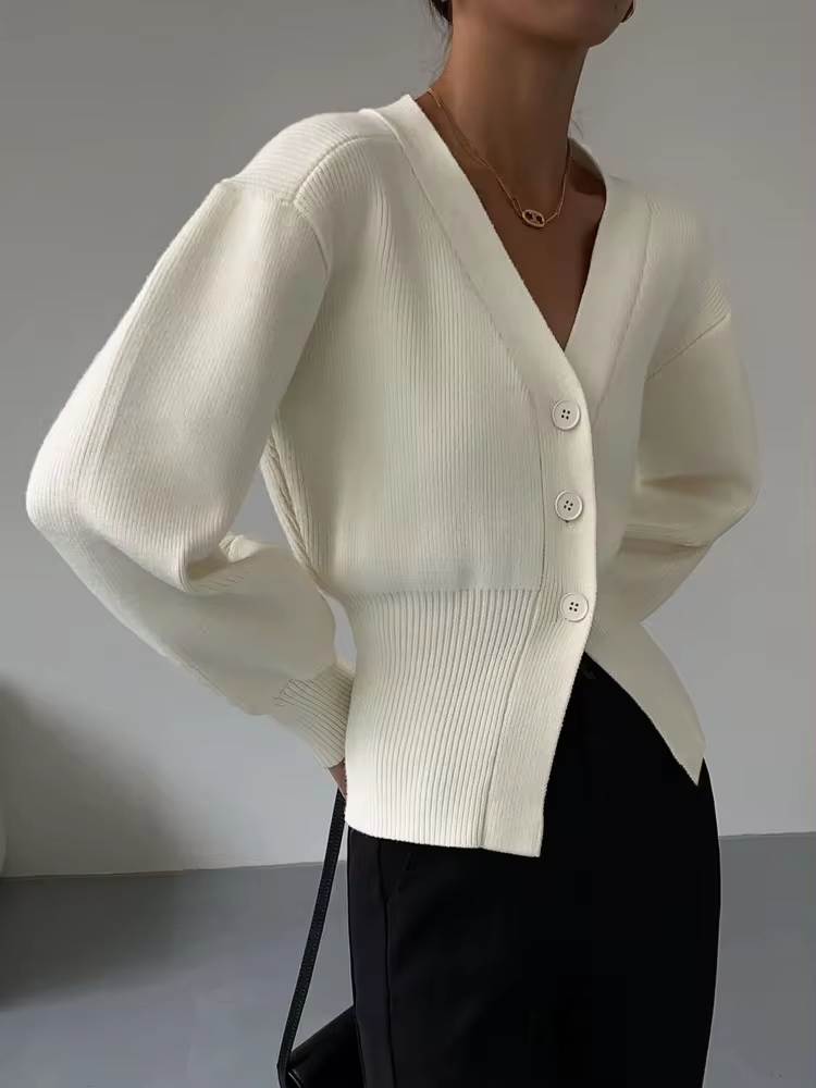 Kiana | Cardigan à col V et boutonnière pour femme