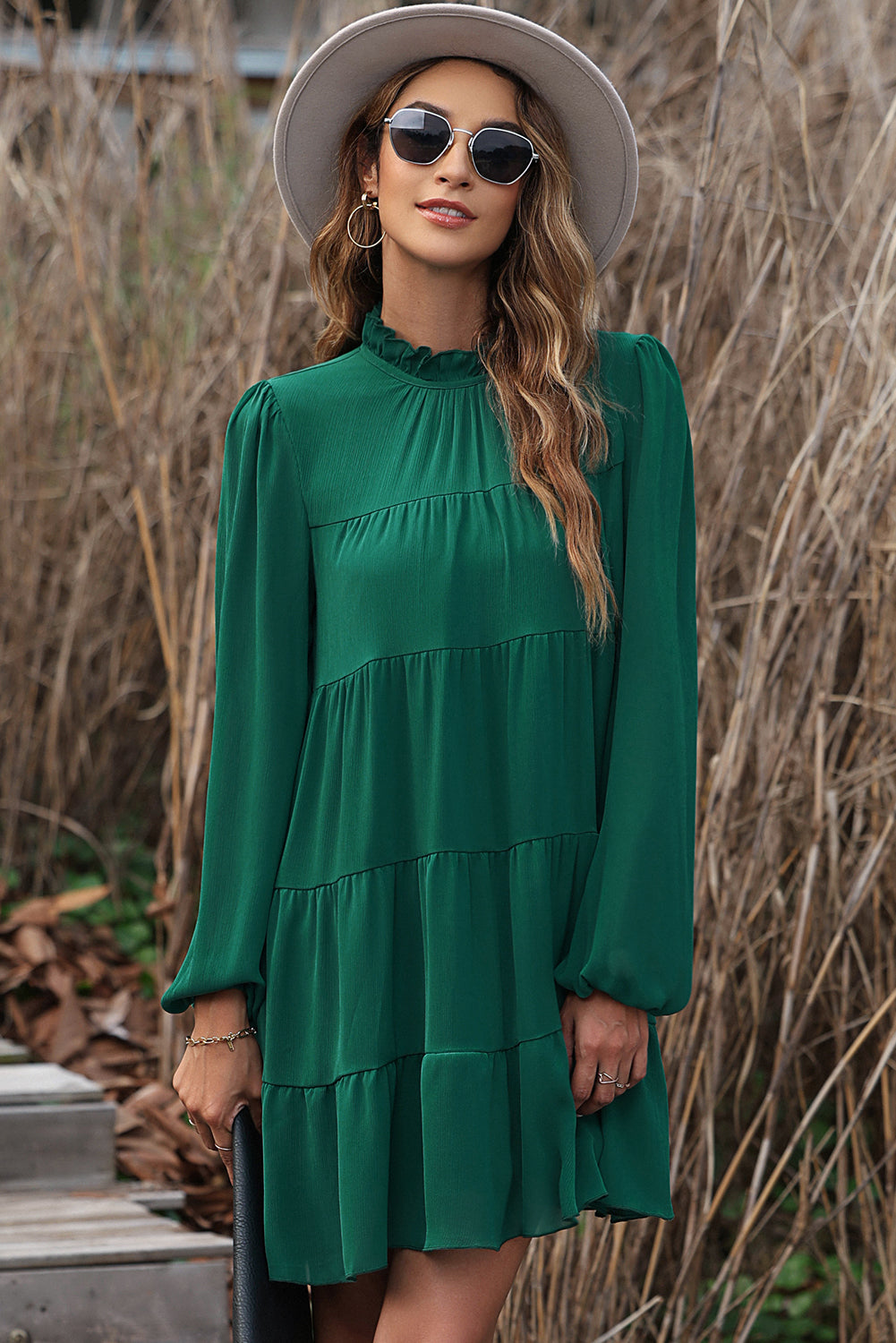 Géralda | Robe Vert Tendance avec Volants, Manches Bouffantes et Col Montant