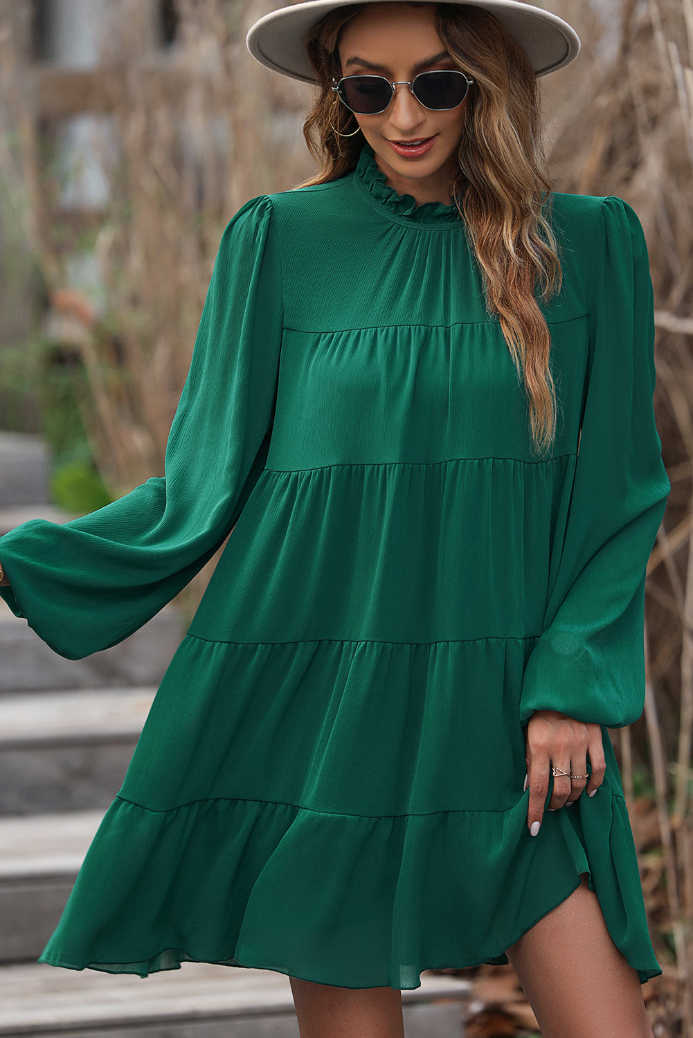 Géralda | Robe Vert Tendance avec Volants, Manches Bouffantes et Col Montant