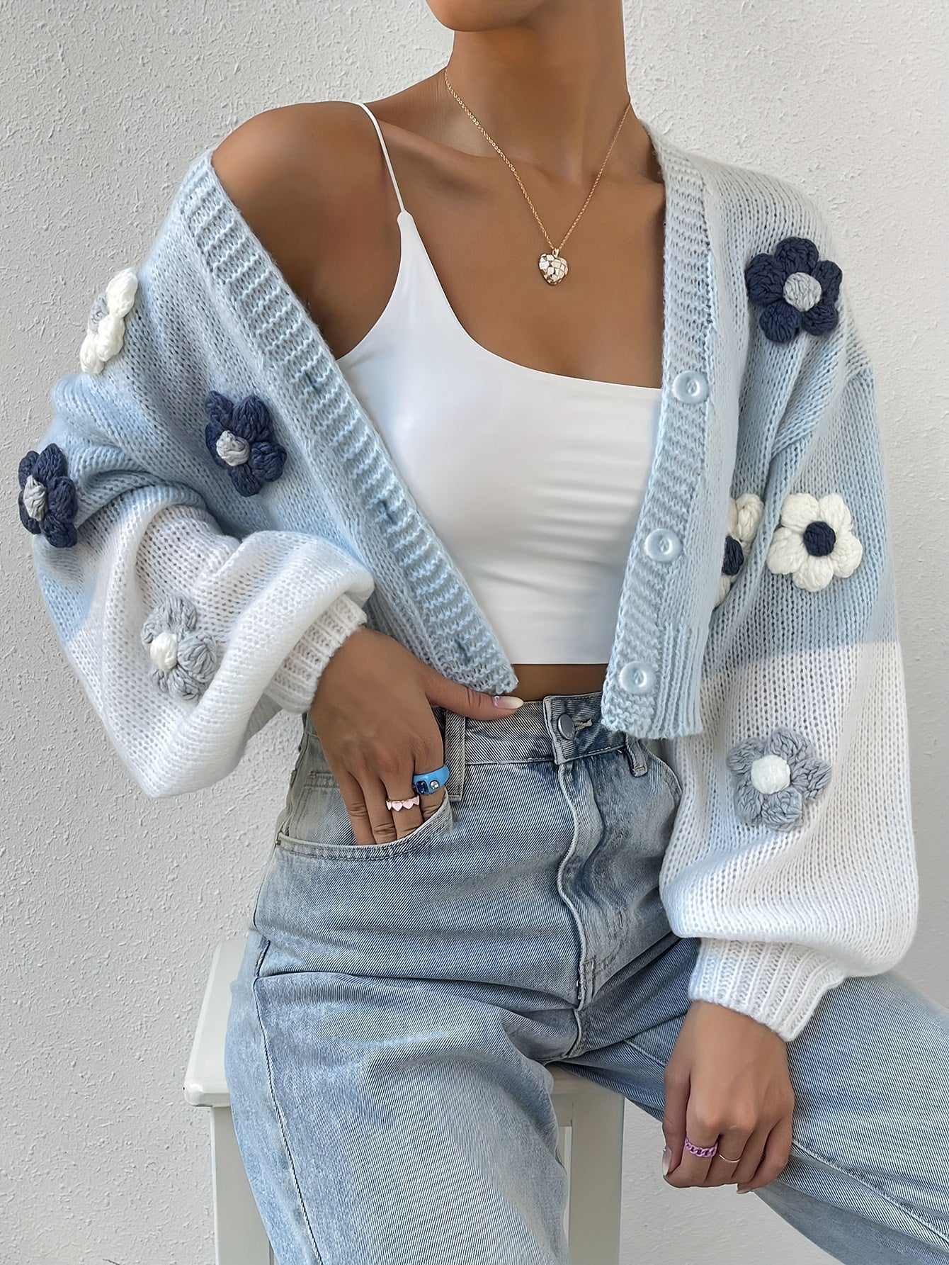 Joscéline | Cardigan Court à Manches Bouffantes avec Broderie 3D Florale, Boutonné, Bicolore pour Femme