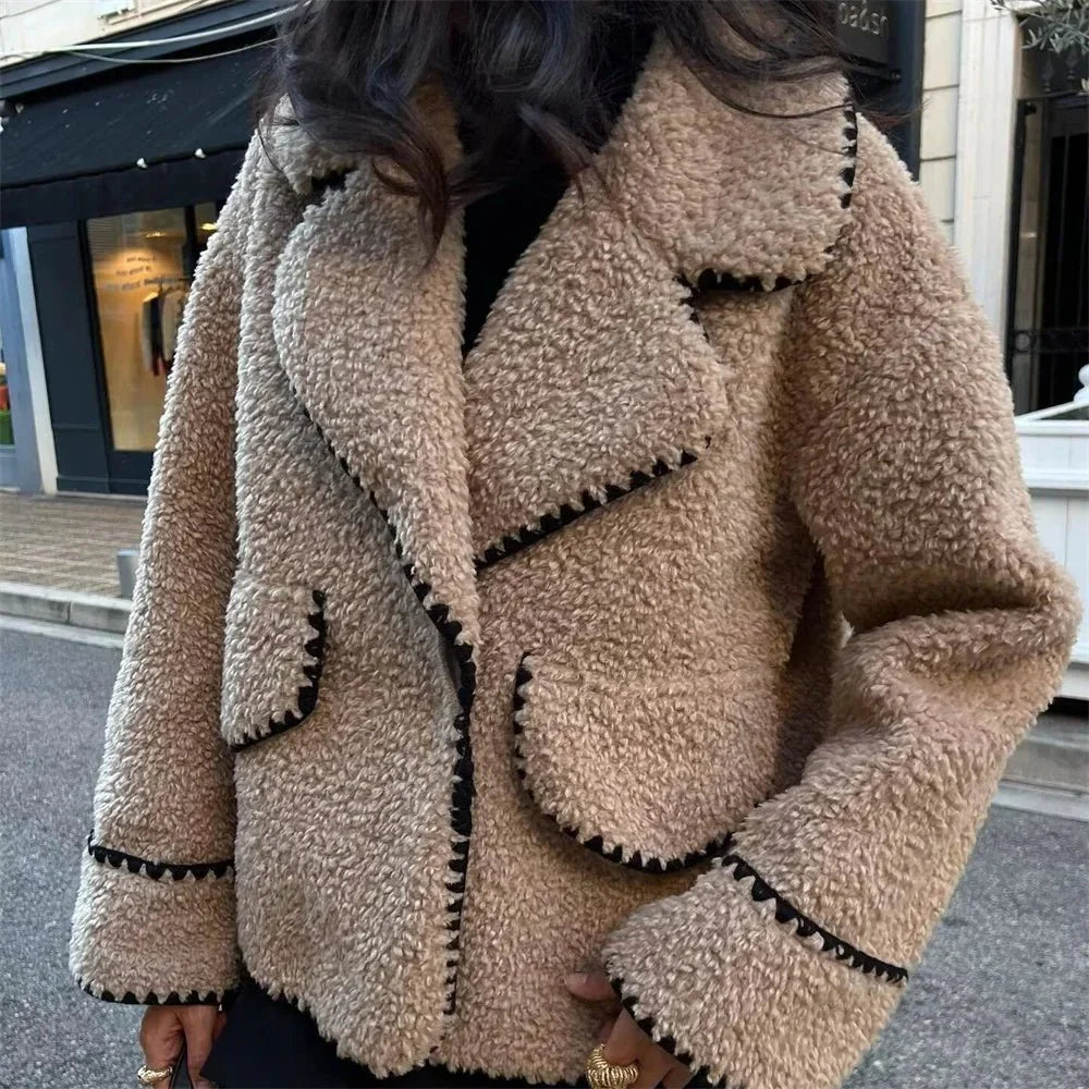 Wélandra | Manteau Teddy à Col Revers en Fausse Fourrure avec Accents Contrastants pour Femme - Beige Clair