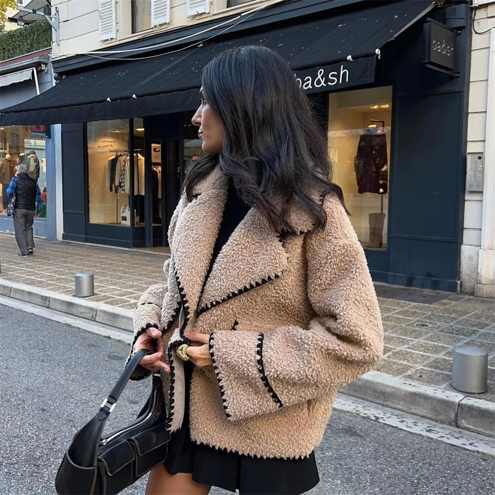 Wélandra | Manteau Teddy à Col Revers en Fausse Fourrure avec Accents Contrastants pour Femme - Beige Clair