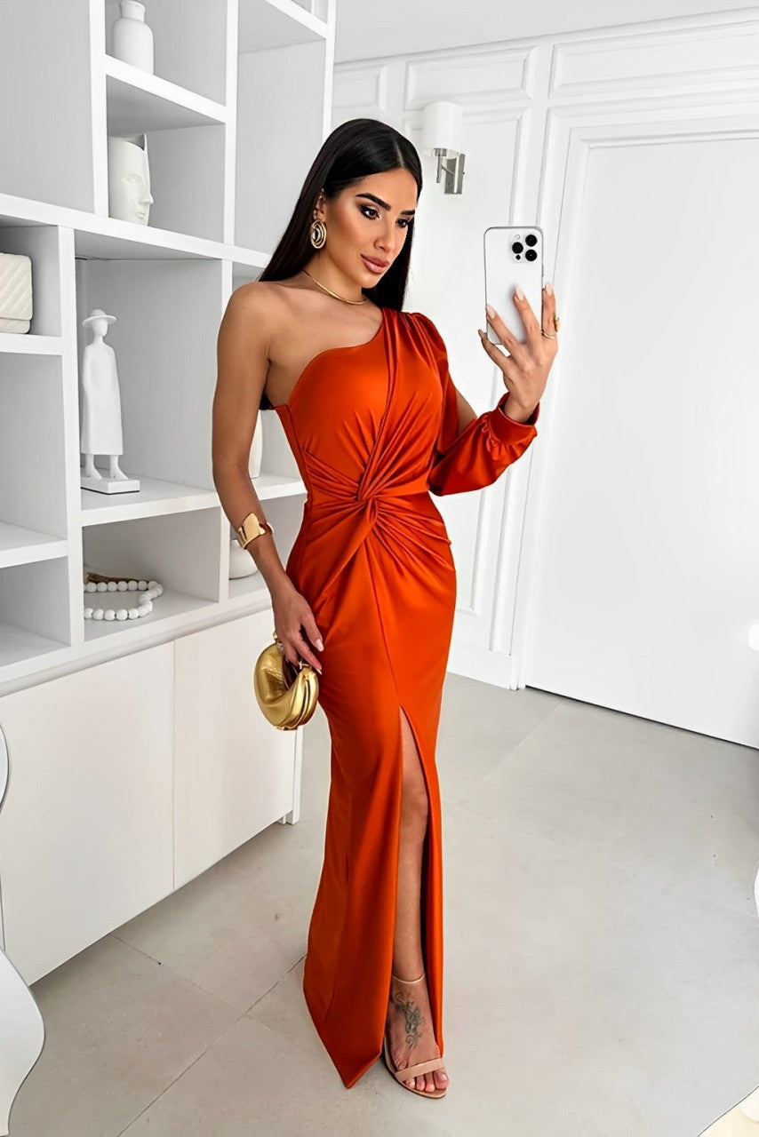 Tessalia | Robe Maxi Satinée à Épaule Dégagée, Style Unique, Coupe Bodycon avec Fente Haute